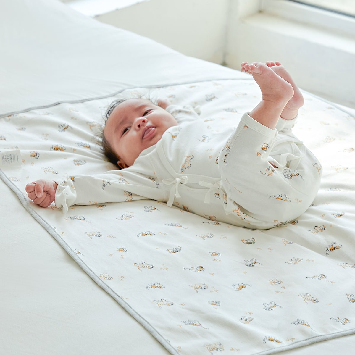 Tapis à langer bébé blanc étanche Lively Tiger